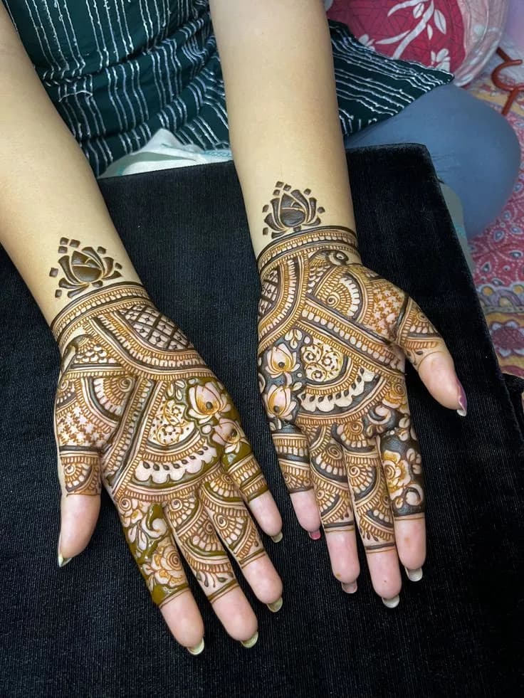 Lace style back hand mehandi with dark fingertips