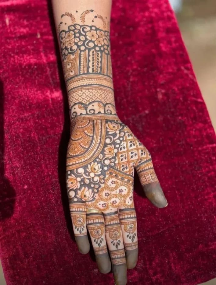Single back hand lace mehandi design