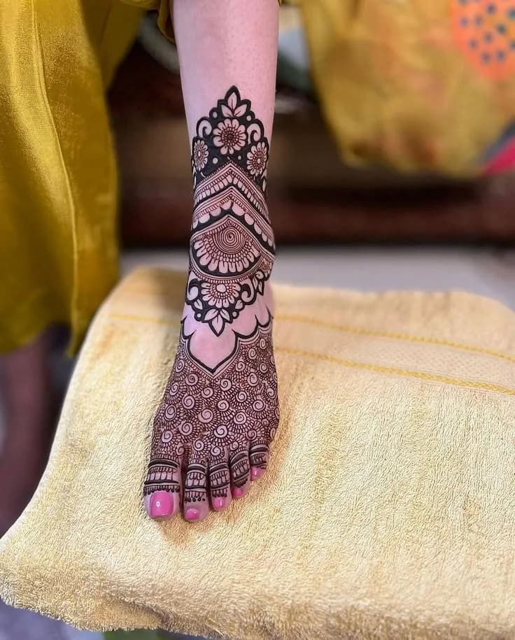 Close detail of a floral feet mehandi design, mehandi for Giridih weddings