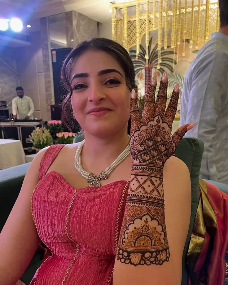 Happy client showing her party mehandi