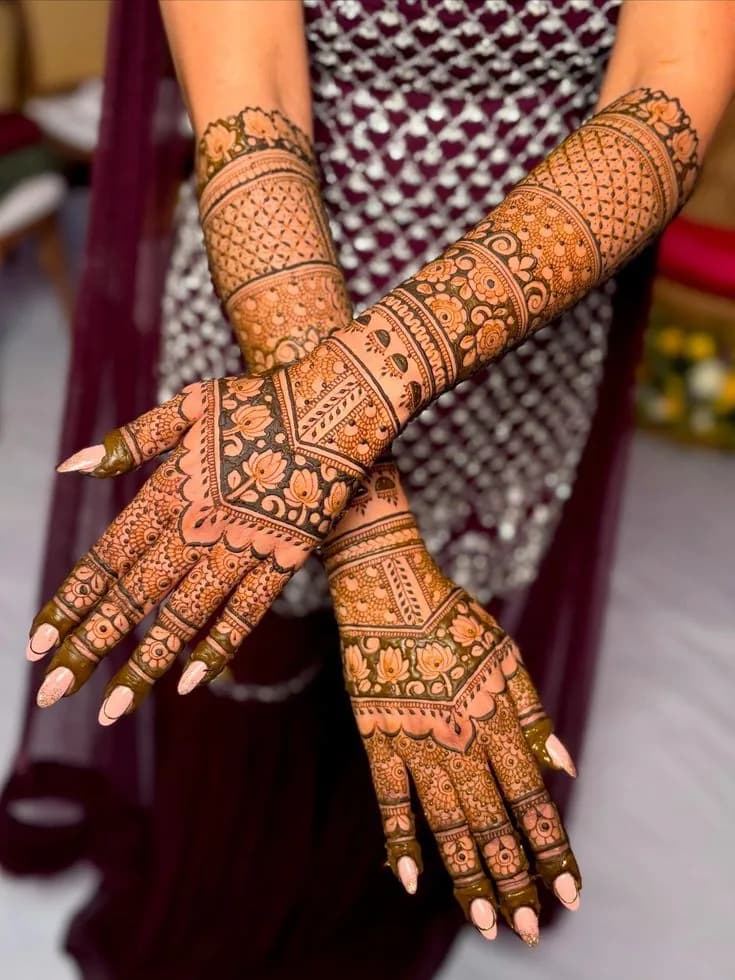 Bride showing full arm mehandi design, Hazaribagh, mehandi for Koderma weddings